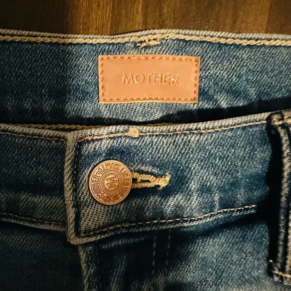 MOTHER The Insider Crop with Frayed Hem. Light Blue Straight Leg Jeans - Picture 5 of 7